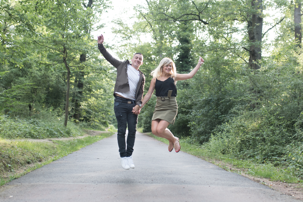 Couple qui saute en l air